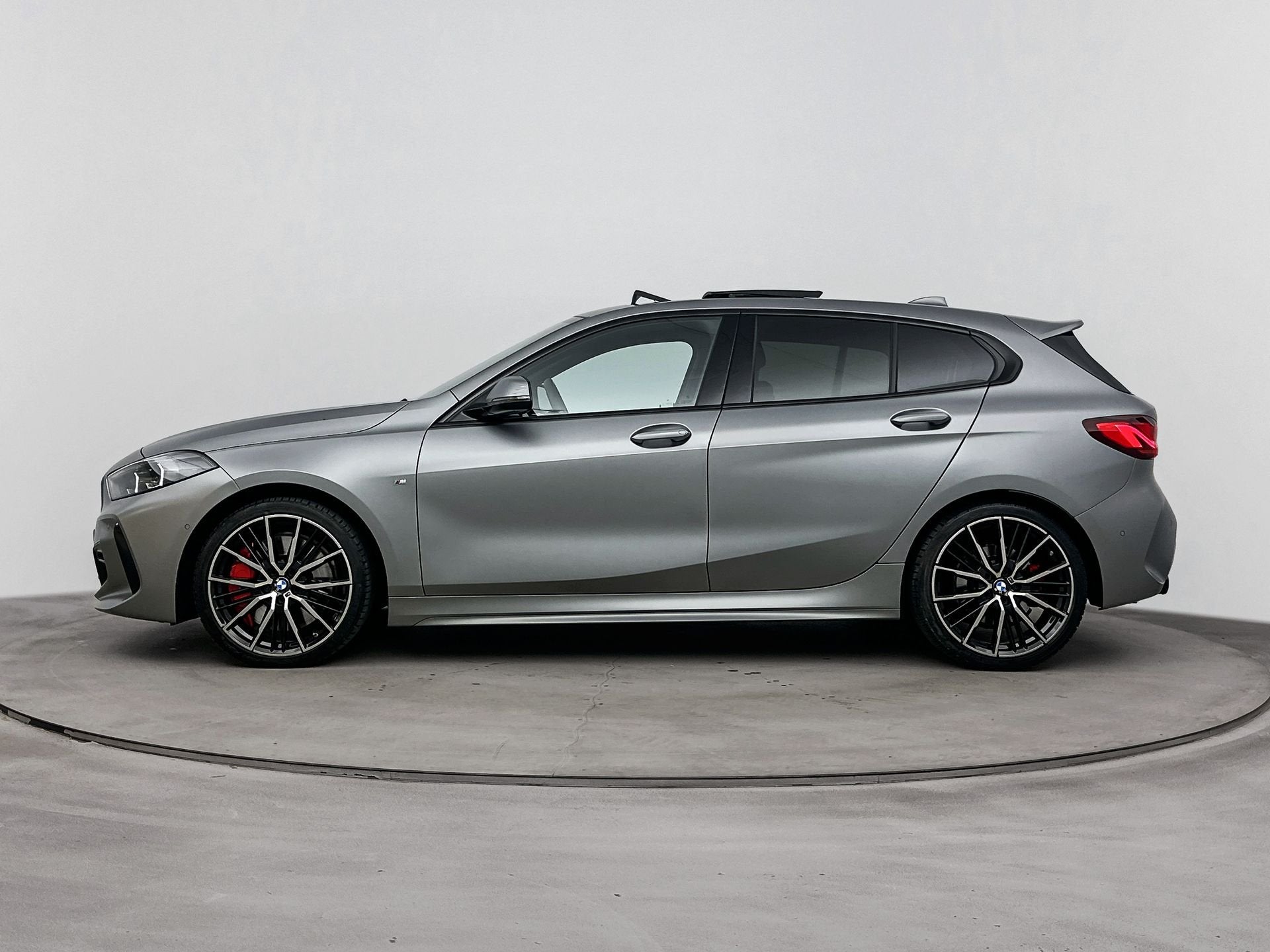 BMW 1 Serie 118i M Sport Automaat / Panoramadak / Sportstoel, Dealer onderhouden, 136 pk, Gebruikt, Bedrijf