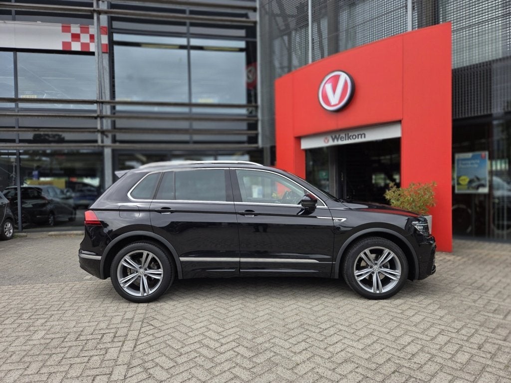 Volkswagen Tiguan 1.5 TSI Highl. Bus R (bj 2020, automaat), Auto's, Volkswagen, 12 maanden, Euro 6, 4 cilinders, Zwart