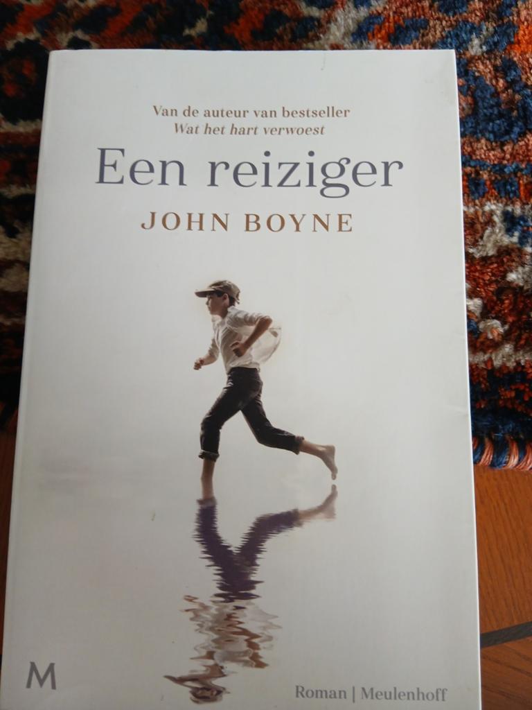 John Boyne - Een reiziger, Boeken, Ophalen of Verzenden, Zo goed als nieuw, John Boyne