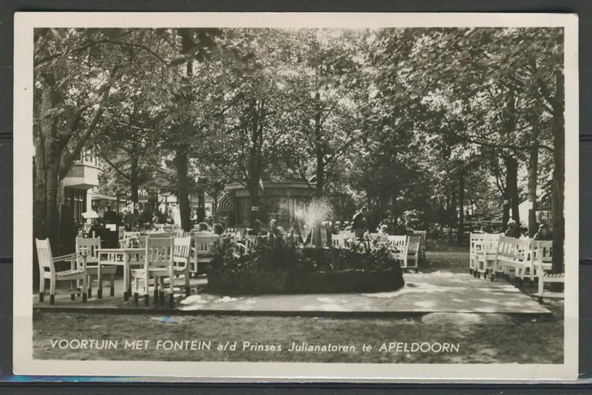 Apeldoorn 1954 Voortuin met Fontein Foto Ansichtkaart m-153, Verzamelen, Ophalen of Verzenden, 1940 tot 1960, Gelopen, Gelderland