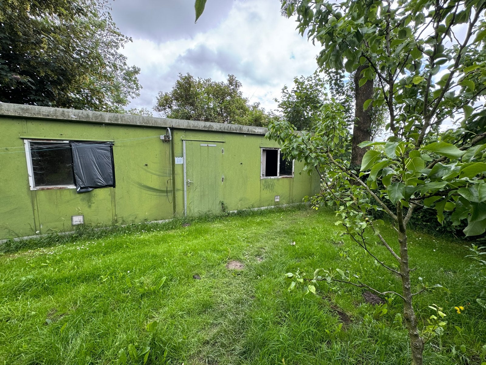 Keet van 11,5x3m met woonkamer/keuken, toilet en slaapkamer, Ophalen