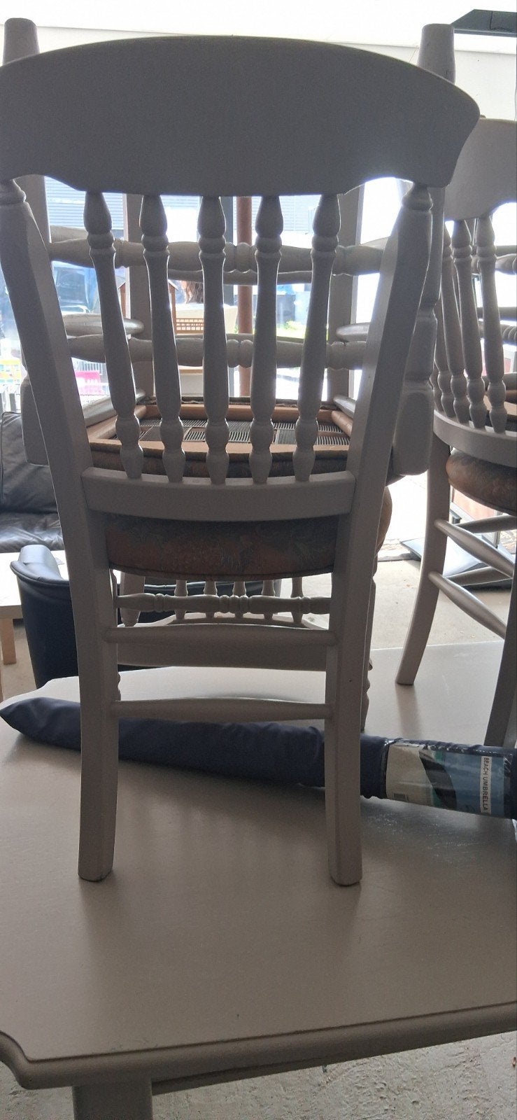 Set van 2 houten stoelen, lichtgrijs geverfd, Gebruikt, Twee, Ophalen of Verzenden, Grijs
