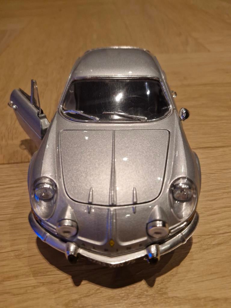 Zilverkleurige modelauto, vermoedelijk Alpine A110, Ophalen of Verzenden