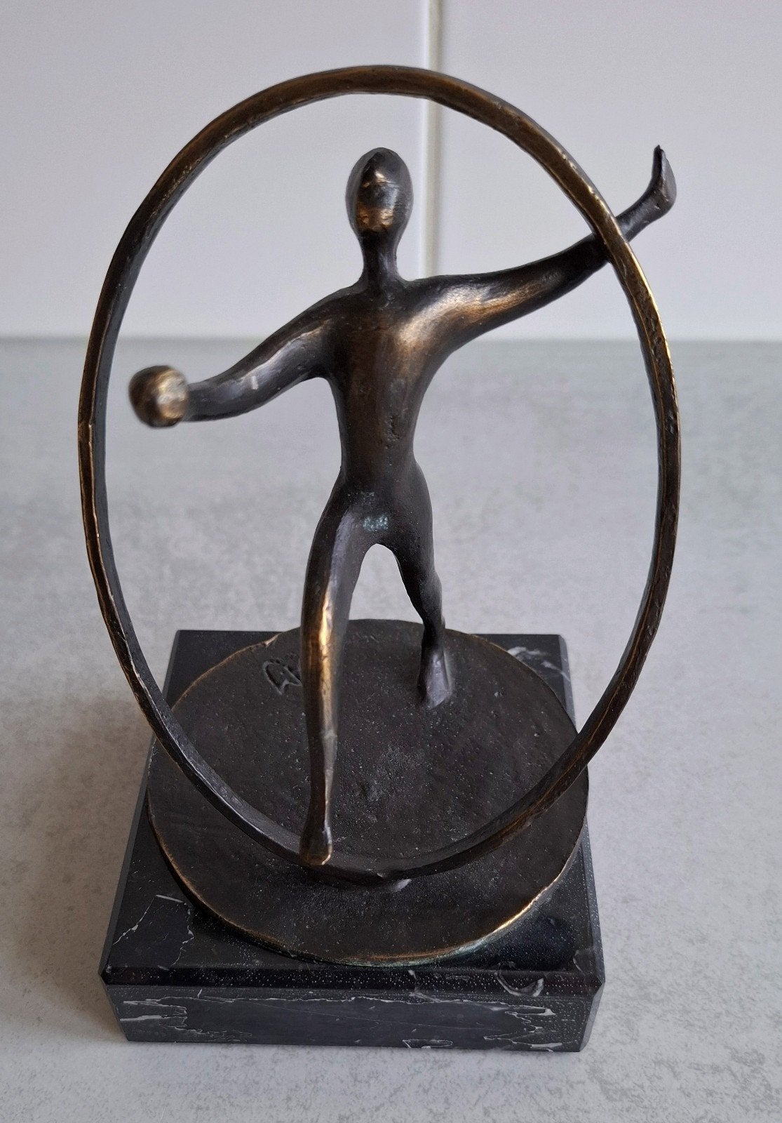 Bronzen beeldje op sokkel, Minder dan 20 cm, Ophalen of Verzenden, Brons, Gemerkt