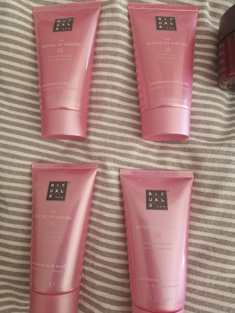 Rituals The Ritual of Sakura Pearlescent Body Scrub 70ml, Sieraden, Tassen en Uiterlijk, Uiterlijk | Lichaamsverzorging, Ophalen of Verzenden
