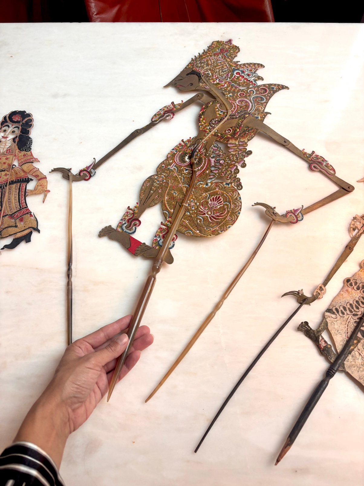 Antieke Wayang Kulit Poppen - Leer en Zijde, Ophalen, Natuurlijk materiaal, Indonesië, Meerkleurig
