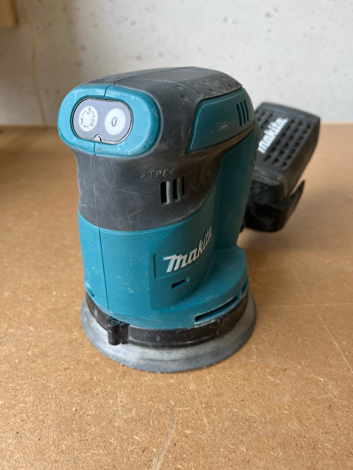 Makita Excentrische Schuurmachine DBO180Z - Gebruikt, Doe-het-zelf en Verbouw, Gereedschap | Schuurmachines, Ophalen of Verzenden
