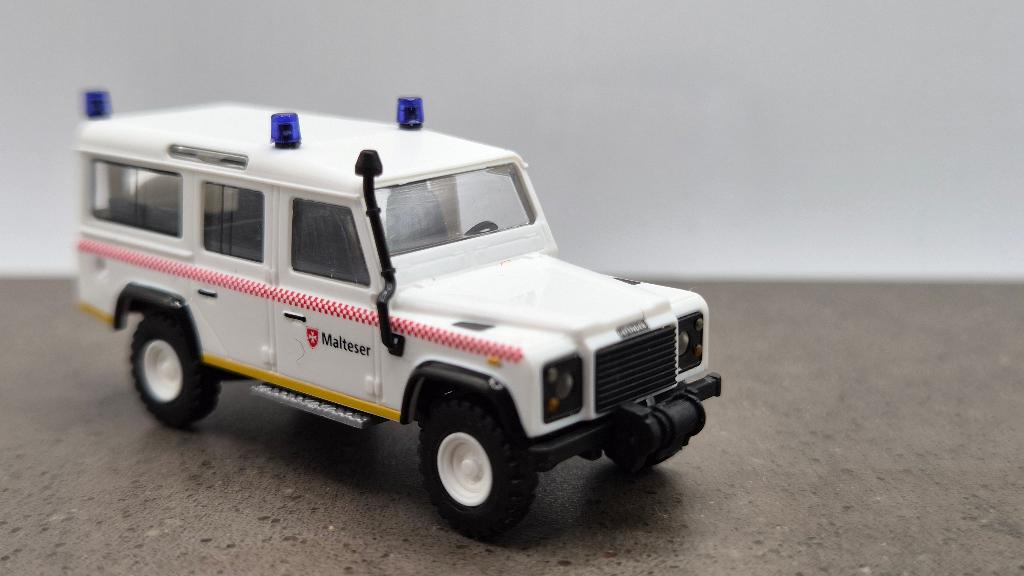 Land Rover Defender Malteser, Hobby en Vrije tijd, Modelauto's | 1:87, Ophalen of Verzenden, Zo goed als nieuw, Auto, Overige merken