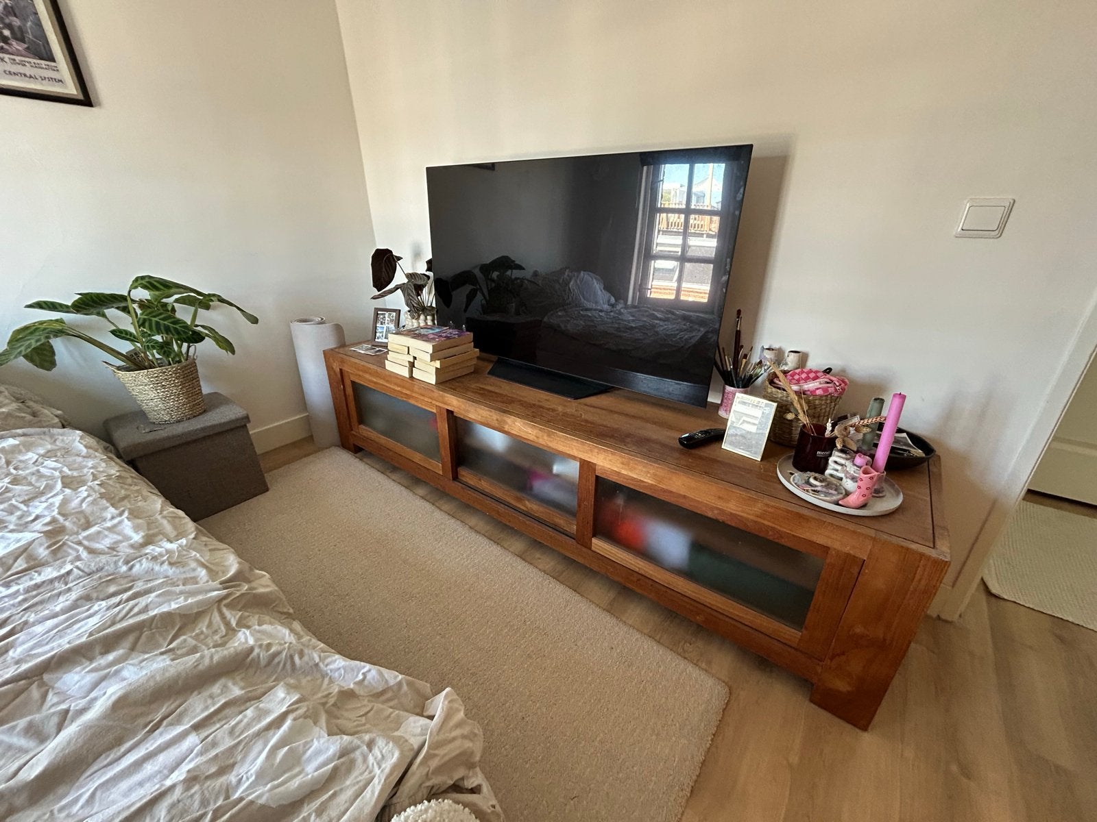 Houten TV-meubel met glazen schuifdeuren - 220 cm lang, Huis en Inrichting, Kasten | Televisiemeubels, Ophalen, Gebruikt, 200 cm of meer