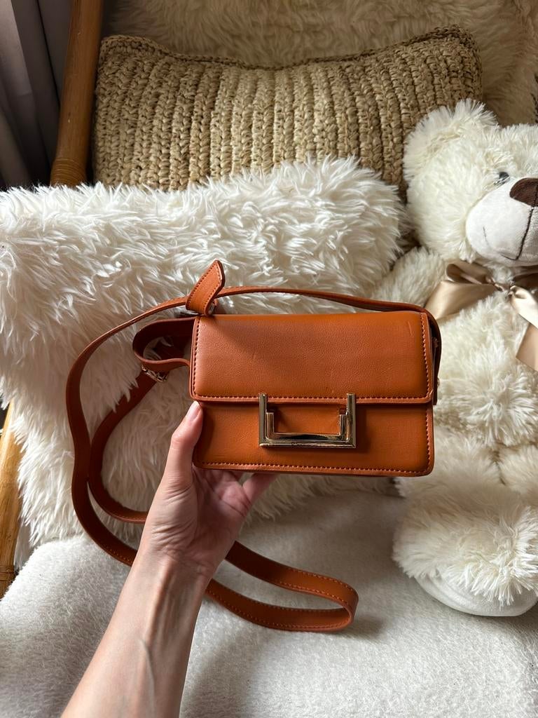 Bruine crossbodytas van kunstleer met goudkleurige sluiting, Ophalen of Verzenden, Zo goed als nieuw, Bruin
