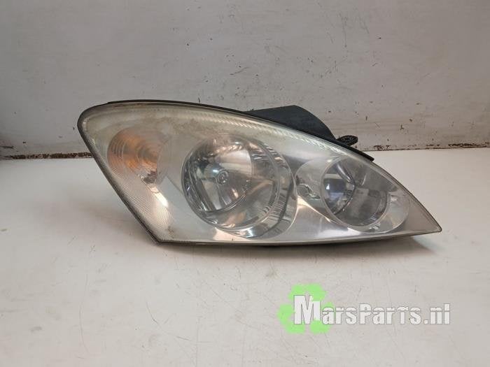 Koplamp rechts van een Kia Ceed