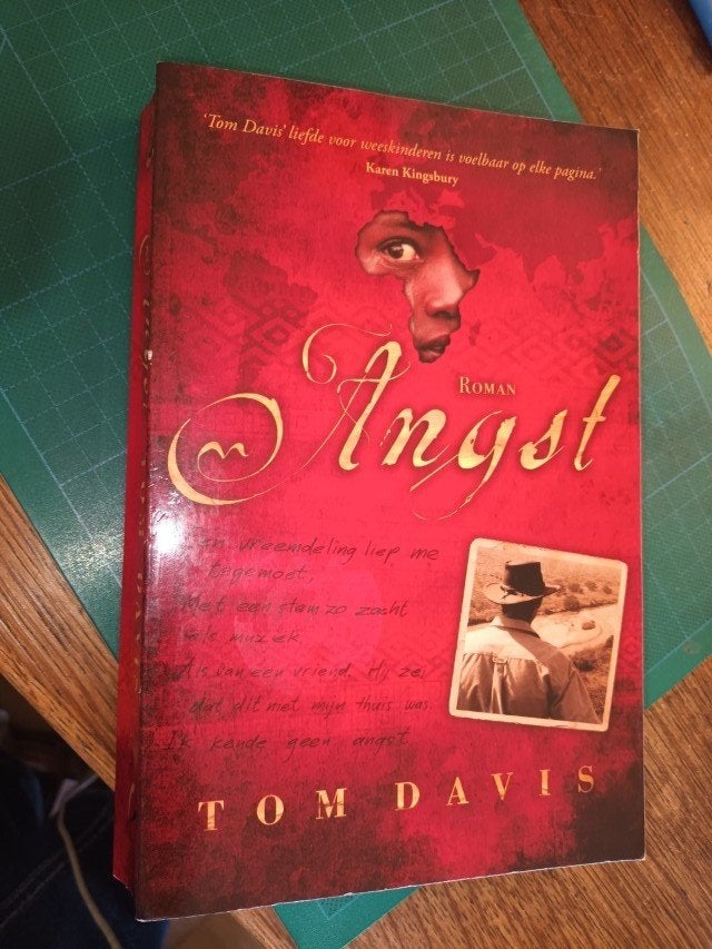Tom Davis - Angst (Indringend christelijk boek over Afrika), Boeken, Ophalen of Verzenden, Gelezen, Tom Davis, Nederland