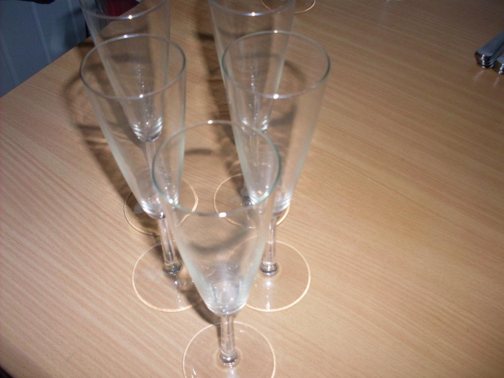5 sierlijke hoge ongebruikte glazen op voet, Ophalen, Glas of Glazen, Nieuw, Glas