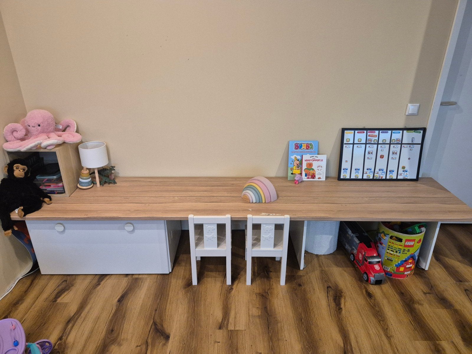 kinder buro, 2x SMÅSTAD bureau, speelkist, 2 stoelen & kubus, Ophalen, Zo goed als nieuw, Tafel(s) en Stoel(en)