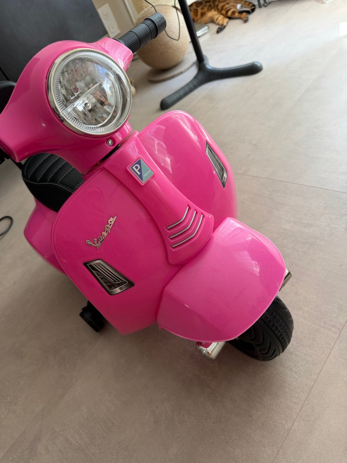 Roze Vespa elektrische kinderscooter, Ophalen, Gebruikt