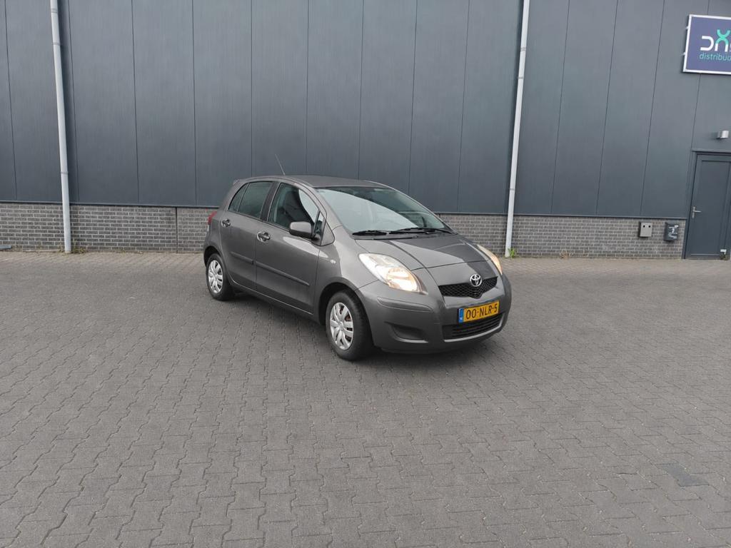 Toyota Yaris 1.0 12V Vvt-i 5DR Terra 2010 Grijs, Auto's, Voorwielaandrijving, 40 €/maand, 750 kg, Handgeschakeld