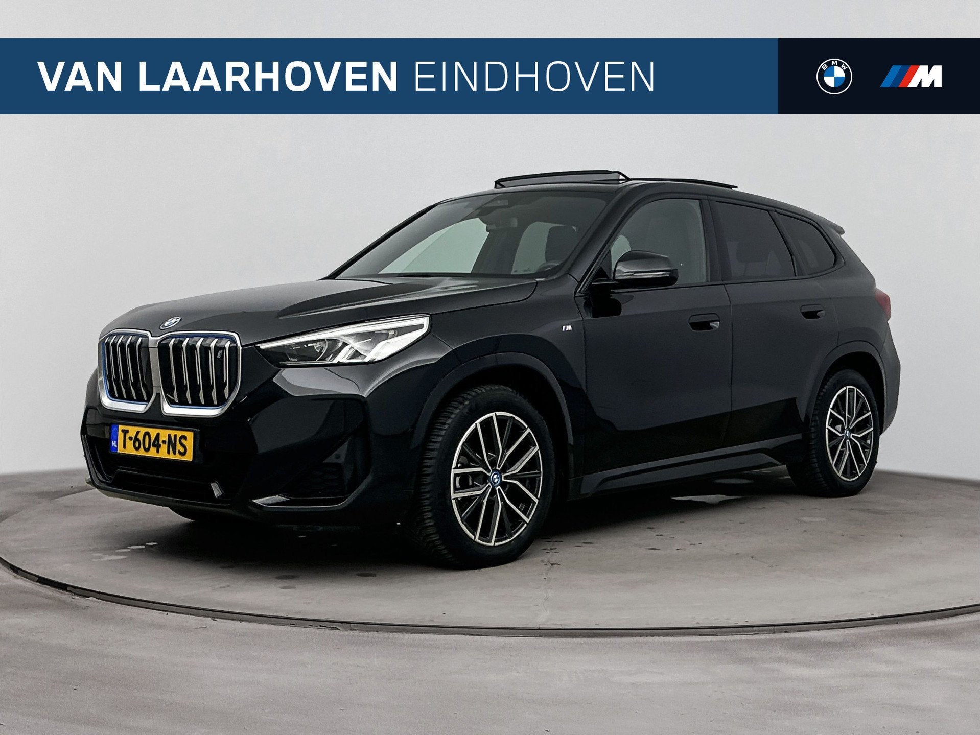 BMW iX1 xDrive30 M Sport / Panoramadak / Sportstoelen / Acht, Dealer onderhouden, Gebruikt, Zwart, Met garantie (alle)