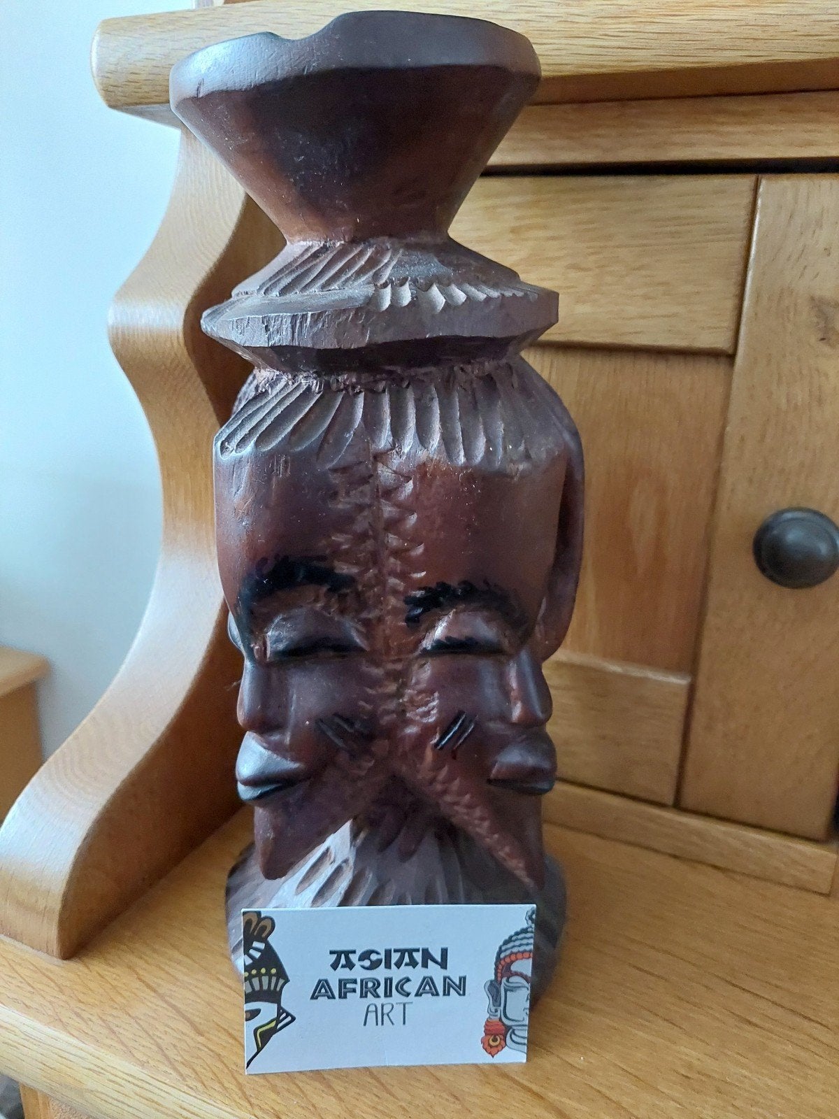 Fraai vormgegeven hand gesneden houten Afrikaanse asbak., Ophalen