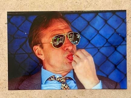 Org kl foto 30x20 cm Johan Cruijff coach Barcelona met lolly, Verzenden, Nieuw, Ajax, Poster, Plaatje of Sticker
