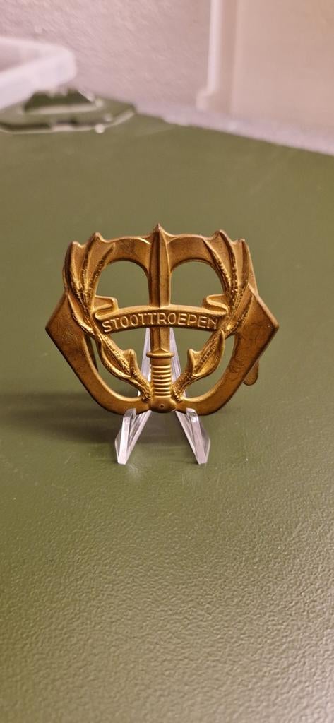 Stoottroepen baretembleem 1e model 1946, Ophalen of Verzenden, Landmacht, Nederland, Embleem of Badge