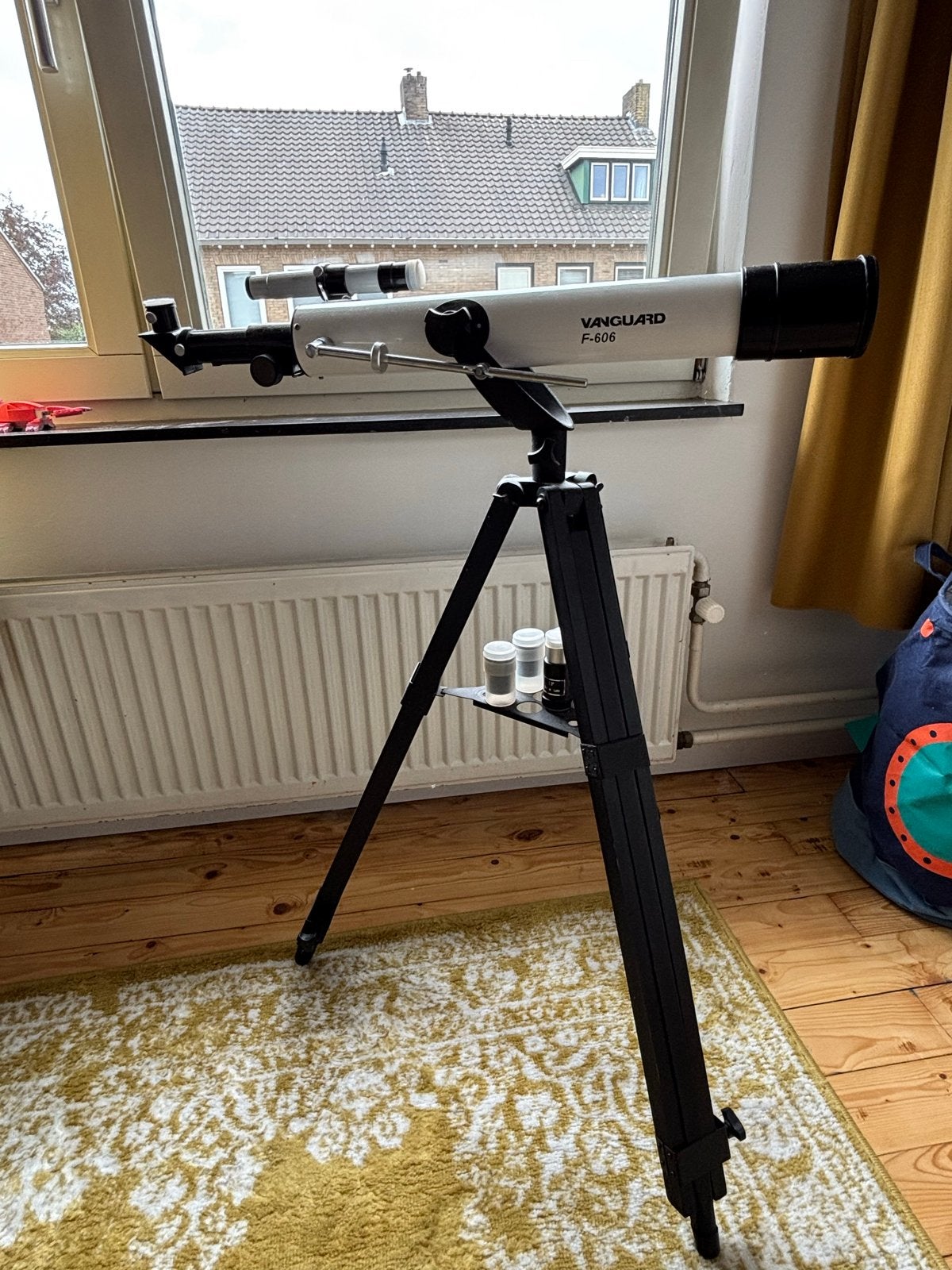 Vanguard F-606 Telescoop met Statief en Accessoires, Ophalen, Lenzentelescoop (refractor), Met statief, Zo goed als nieuw