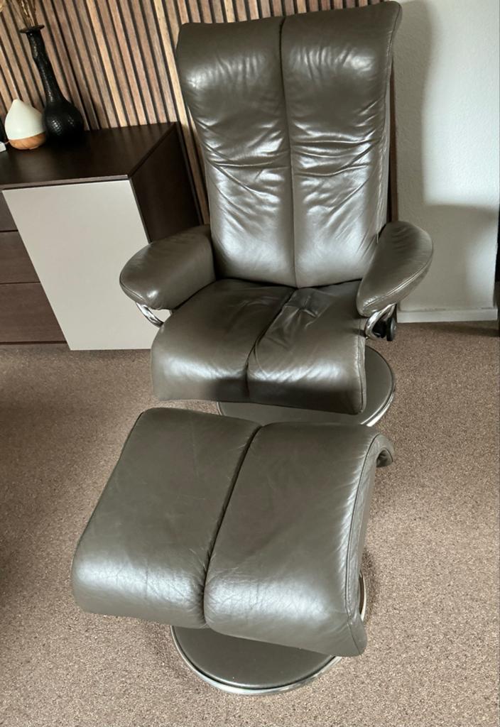 Stressless relaxfauteuil met hocker - Leer - Grijs/Bruin, Ophalen, Gebruikt, Leer, 75 tot 100 cm
