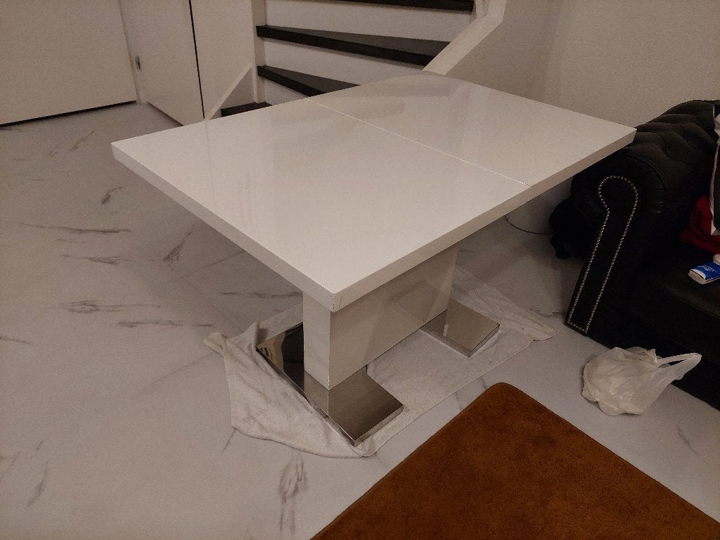 Foto 2 van Moderne witte uitschuifbare eettafel omgeving Den Haag