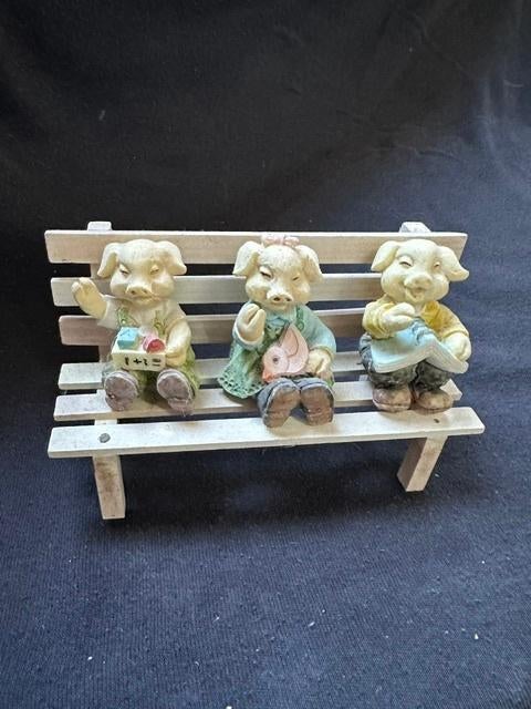 Varkentjes op bankje, Ophalen of Verzenden, Zo goed als nieuw, Dier