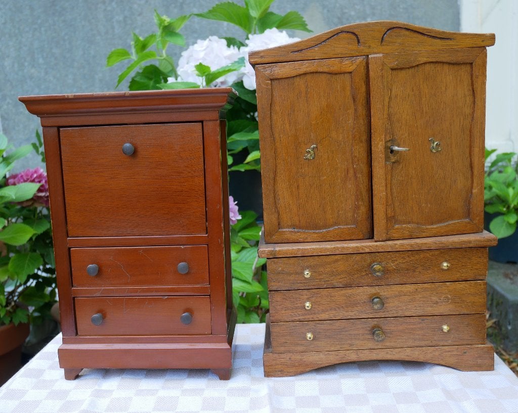 vintage miniatuur kastje / kabinetje en popjes, Ophalen of Verzenden
