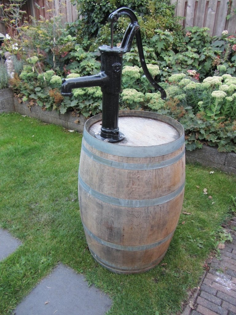 TE KOOP MOOIE EIKEN REGENTON MET POMP, Tuin en Terras, Regentonnen, Ophalen, 150 liter of meer, Zo goed als nieuw, Met pomp