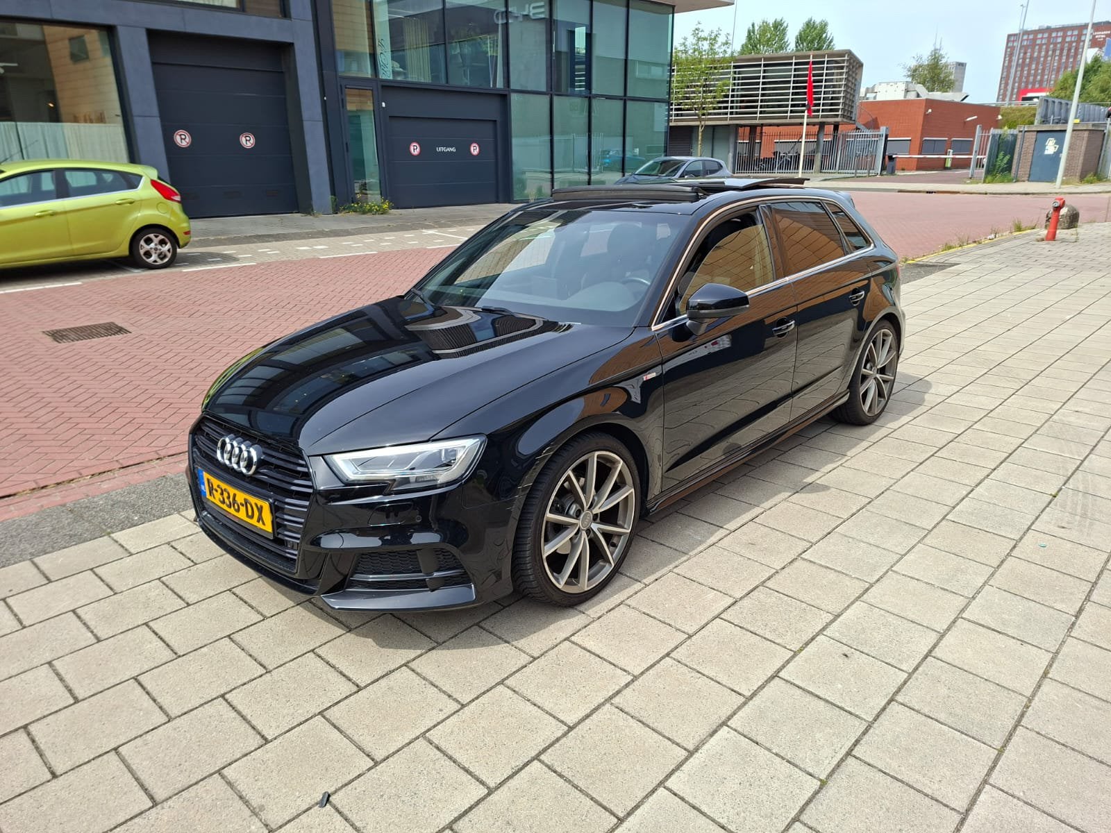 Audi A3 Sportback S-Line uit 2019 – BTW-auto, Auto's, 15 km/l, 1498 cc, Zwart, 4 cilinders