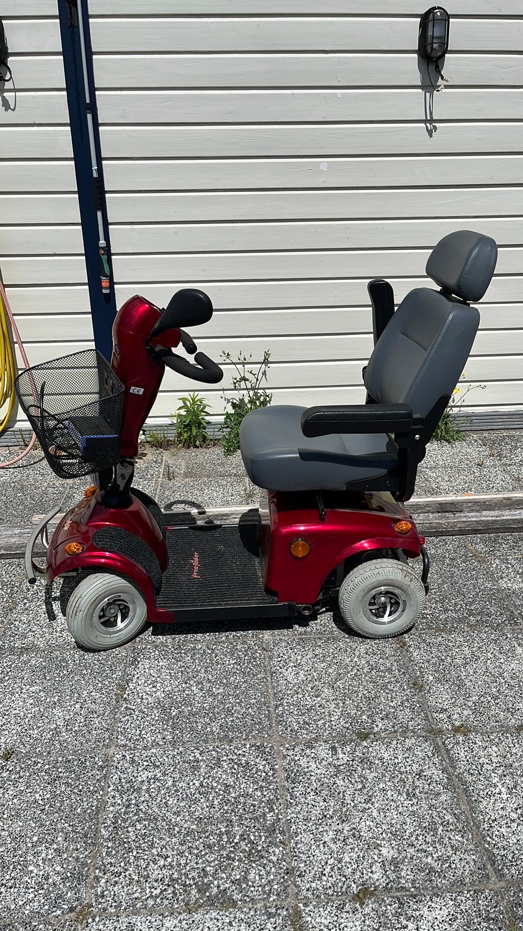Prachtige rode scootmobiel met nieuwe accu., Gebruikt, 16 t/m 25 km, 11 t/m 15 km/u, Ophalen