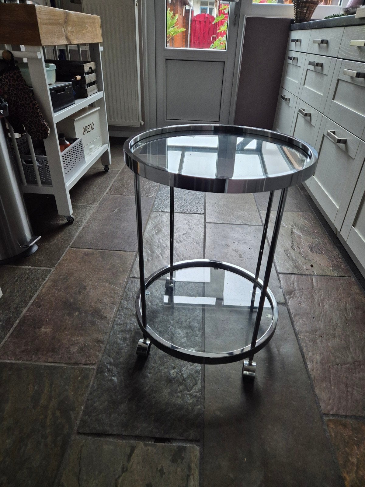 bijzettafel met 2 glazenplaatjes en wieltjes, Minder dan 55 cm, Rond, Glas, Ophalen