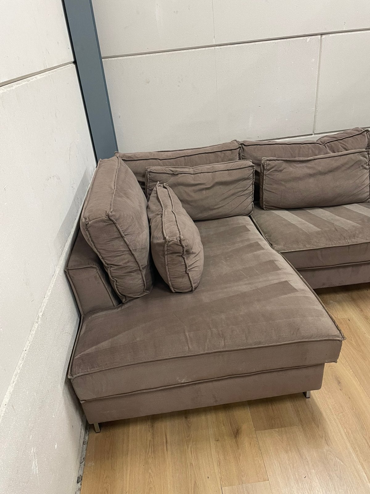 Mooie luxe suede velvet taupe hoekbank - GEREINIGD!!!, Ophalen, Luxe, Hoekbank, 300 cm of meer