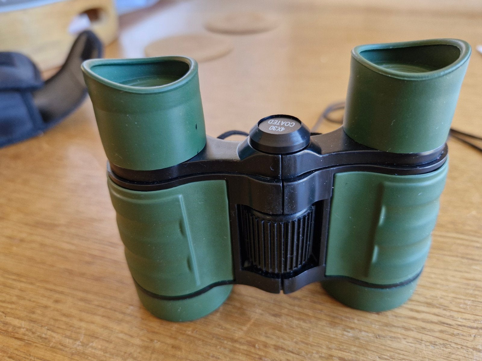 Kleine verrekijker 4x30 met groene rubberen buitenkant, Audio, Tv en Foto, Optische apparatuur | Verrekijkers, Gebruikt, Ophalen of Verzenden