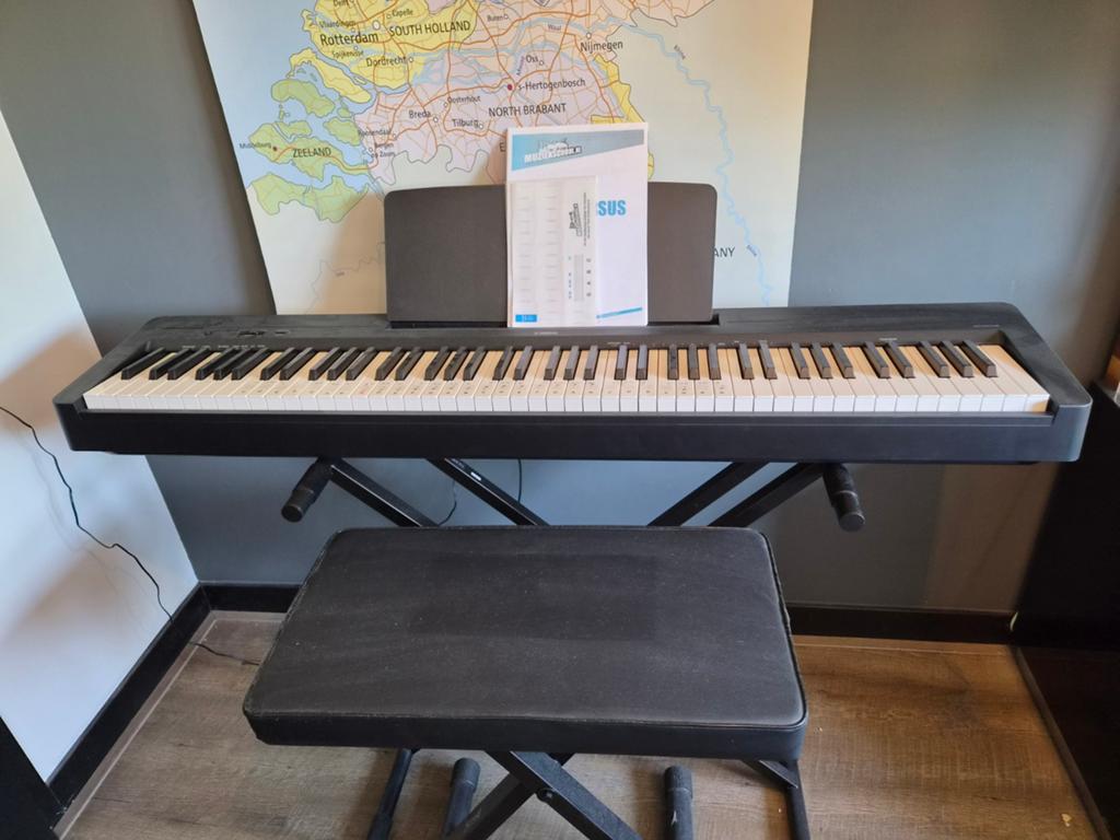 Yamaha Digitale Piano P-145 met Kruk en Statief, Ophalen of Verzenden, Zo goed als nieuw, Zwart