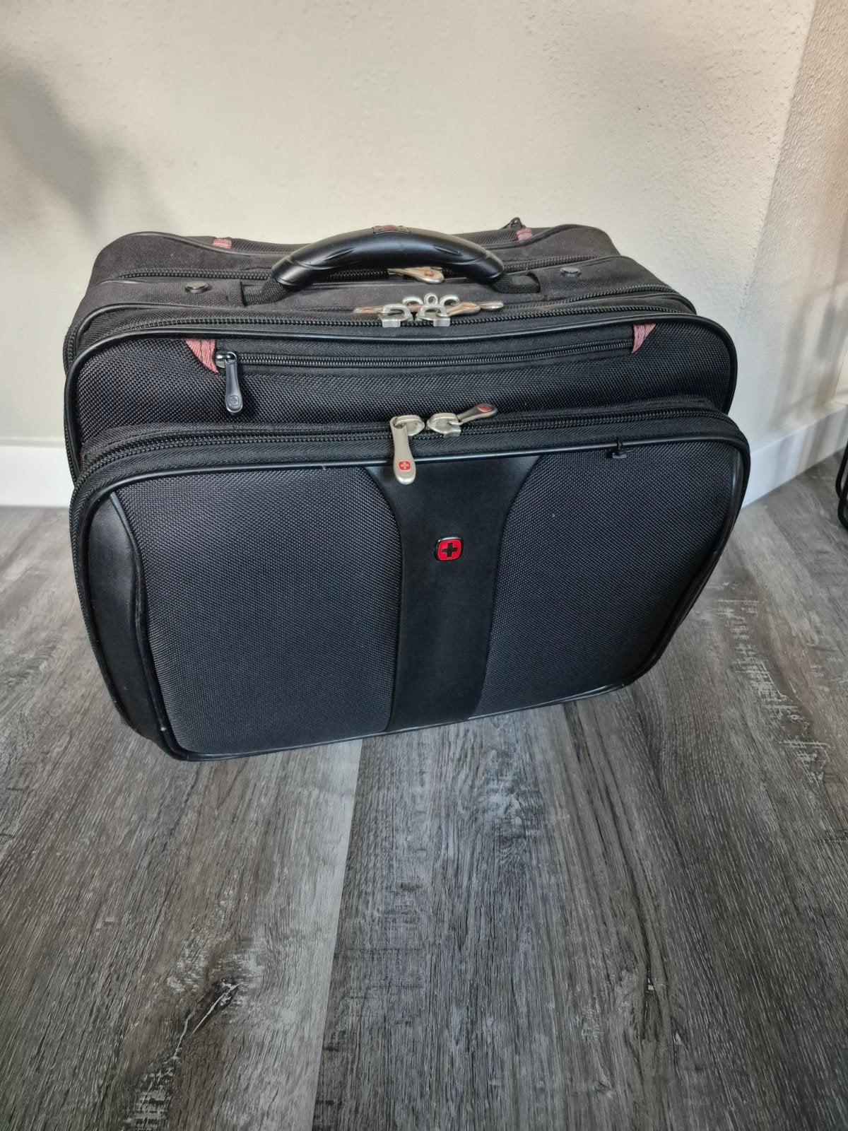 Wenger laptoptas met wieltjes en uitschuifbare handgreep, Ophalen, 20 tot 30 cm, Zwart, Zo goed als nieuw
