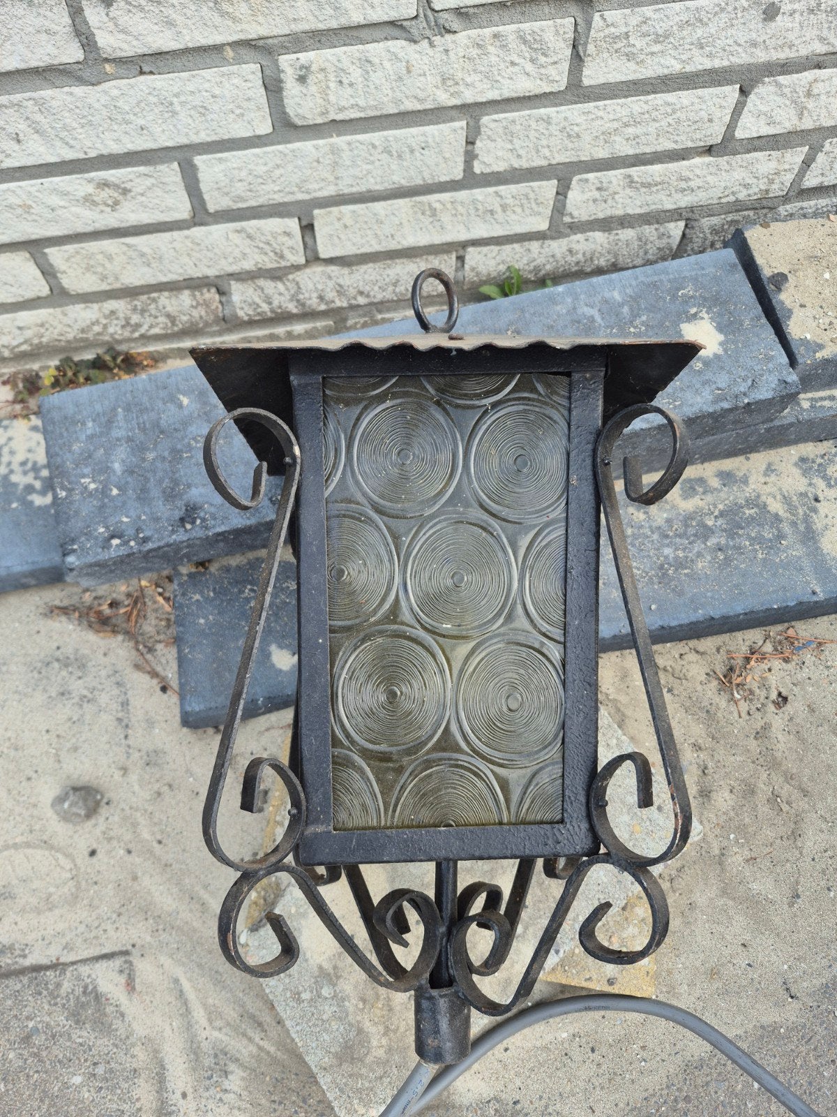 Antieke smeedijzeren buitenlamp met glas-in-lood, Ophalen
