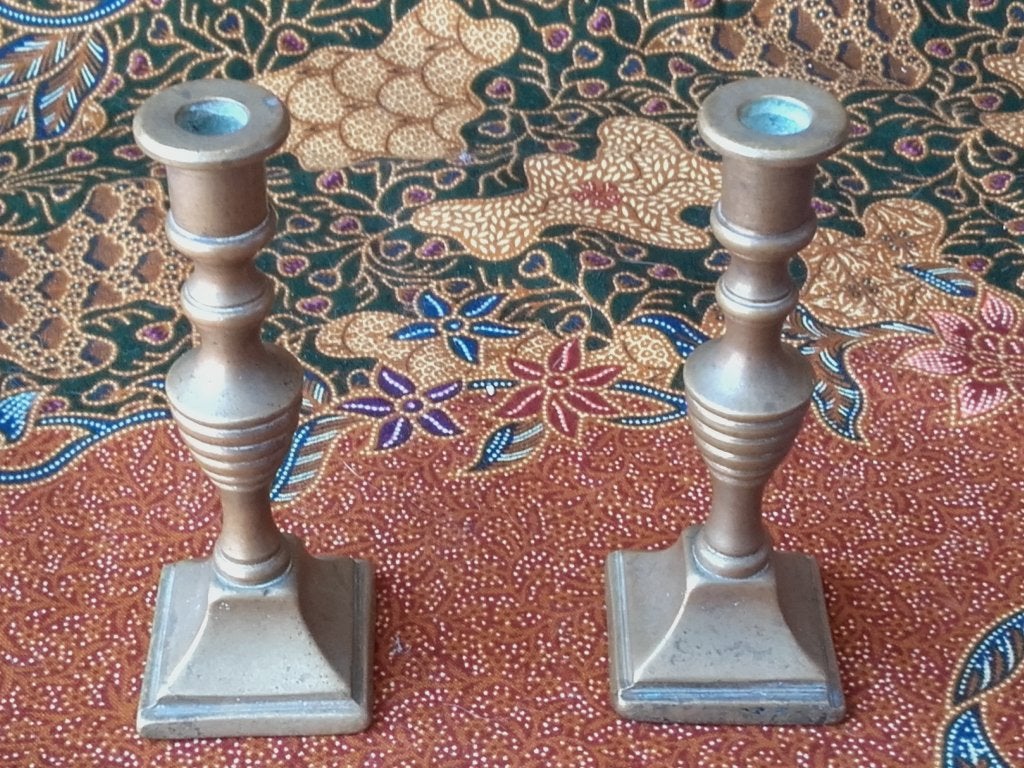 Mooi stel antieke kandelaartjes uit Engeland 9,3 cm. 1900., Antiek en Kunst, Ophalen of Verzenden, Koper of Brons