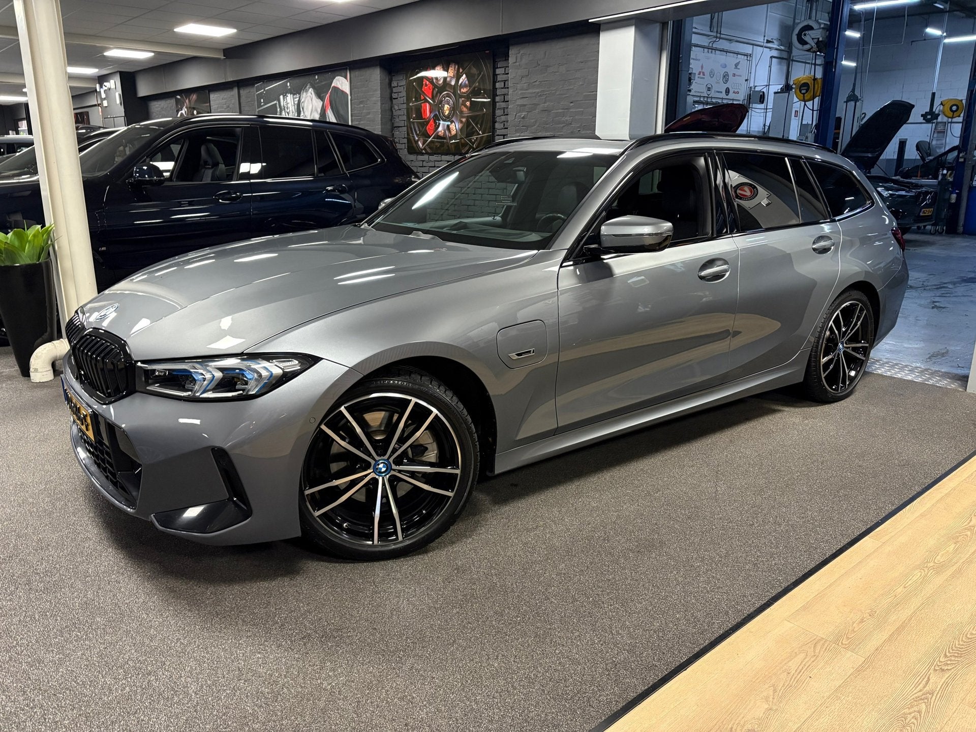BMW 3-serie Touring 330e xDrive M-pakket facelift / Panorama, Gebruikt, 4 cilinders, Plug-in hybride, Vierwielaandrijving
