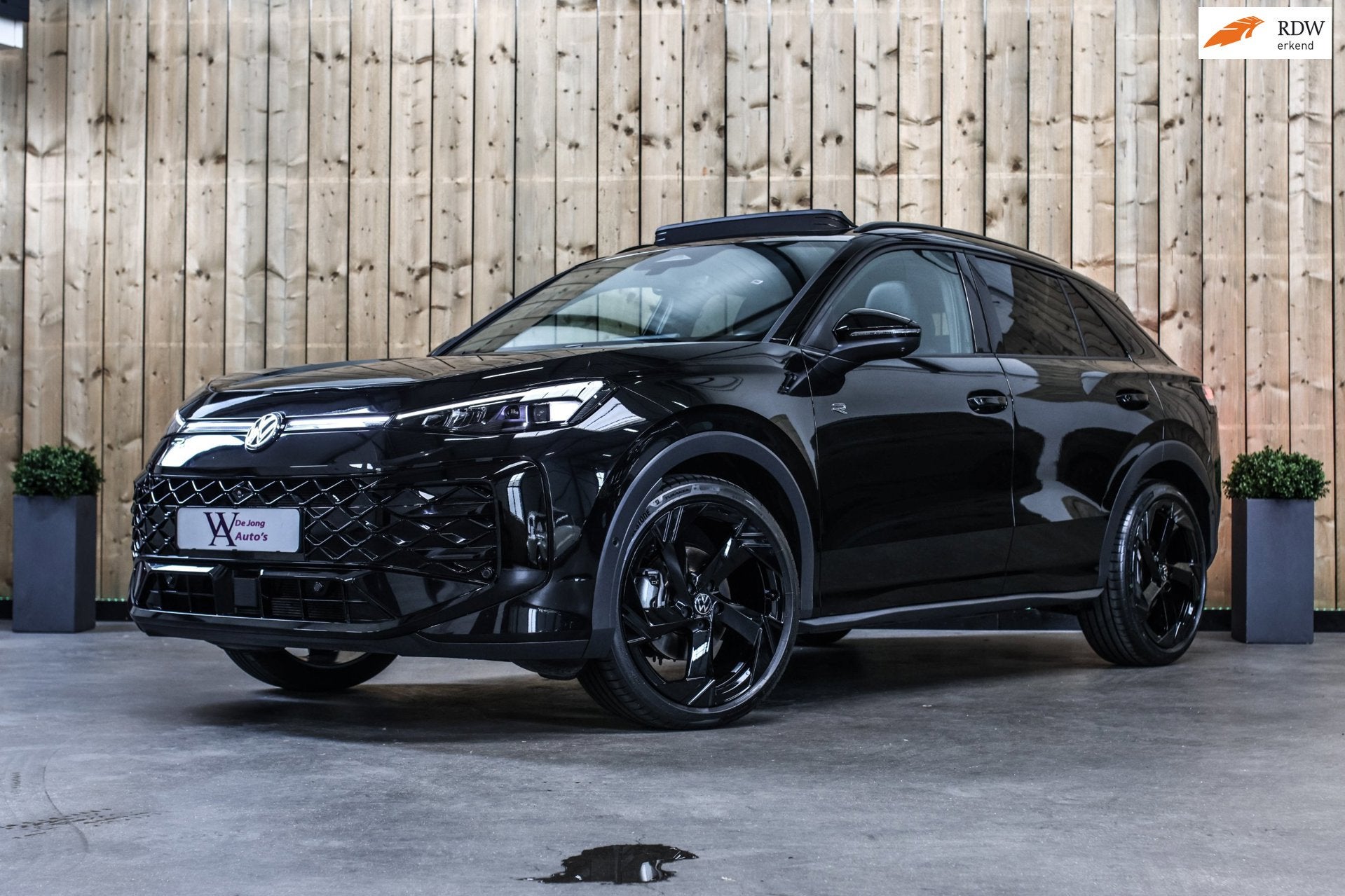 Volkswagen T-Roc 1.5 eTsi R-Line *Pano*H/K*Head-Up*360 Camer, 730 kg, 4 cilinders, 150 pk, Zwart