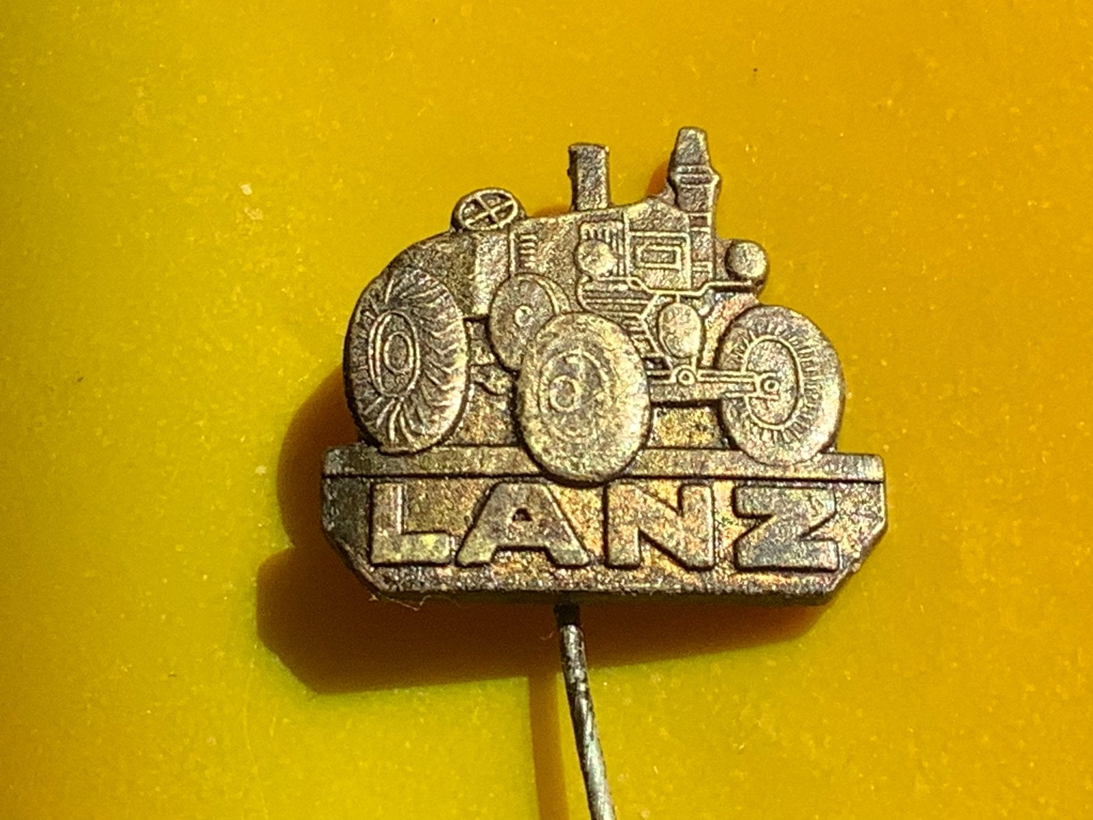 Metalen speld Lanz tractor tractoren landbouwmachines, Verzamelen, Speldjes, Pins en Buttons, Ophalen of Verzenden, Gebruikt, Merk
