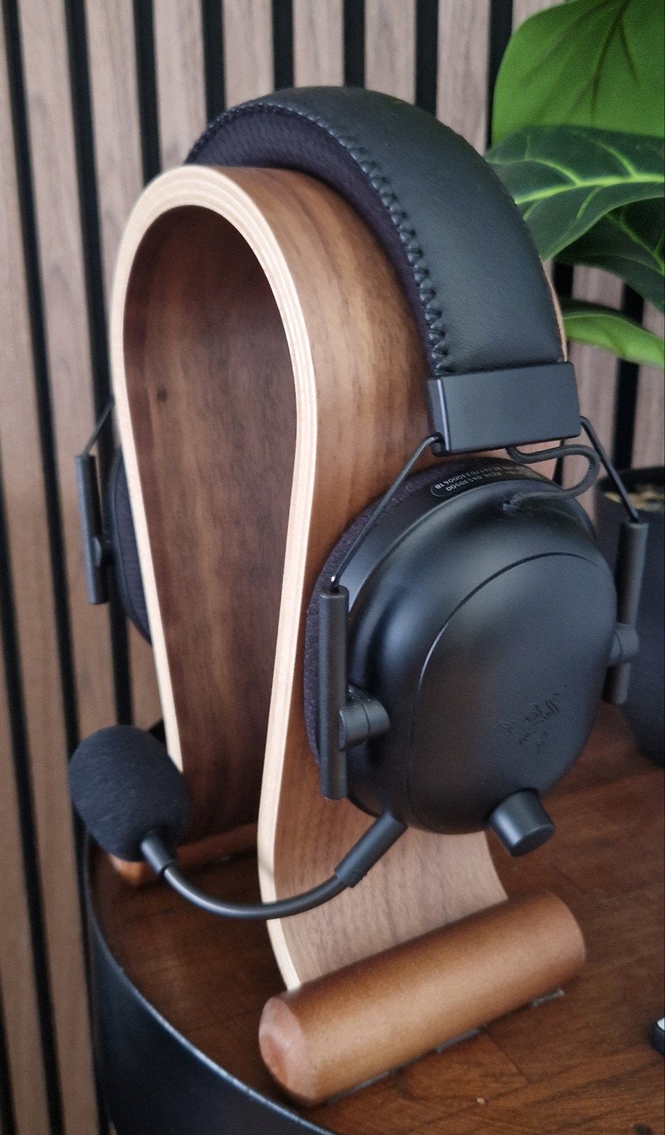 Foto 4 van Sony PlayStation 5 Pro met 2 controllers en headset