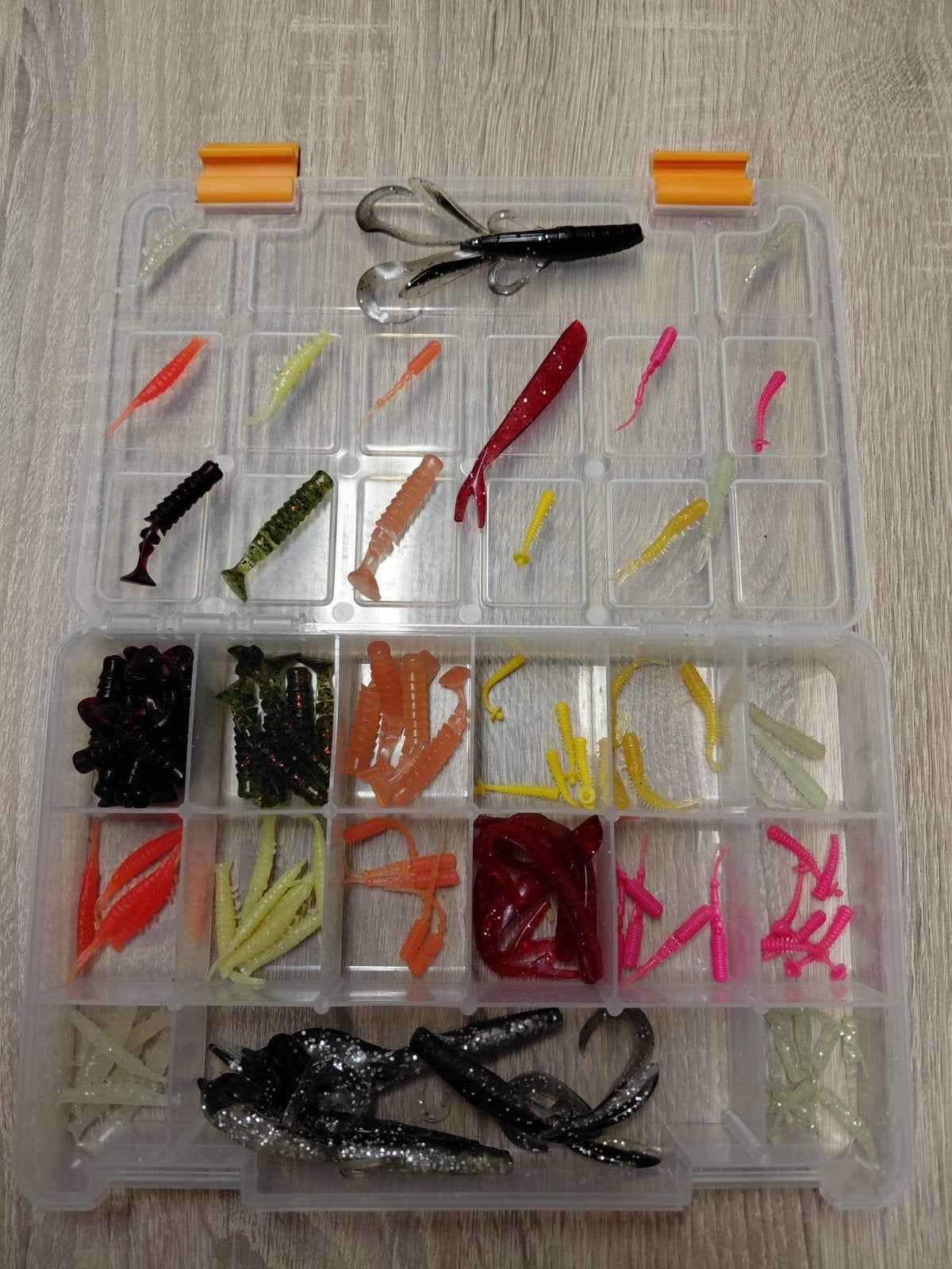 Tacklebox met 100 stuks softbaits - Diverse kleuren en maten, Ophalen of Verzenden, Nieuw, Overige typen