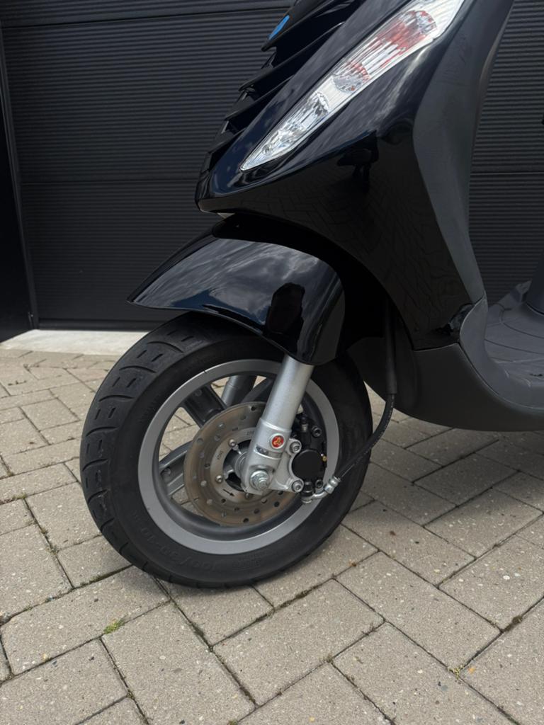 Piaggio Zip 4takt 2V  7000km ( 6 maanden garantie), Fietsen en Brommers, Ophalen, Zo goed als nieuw