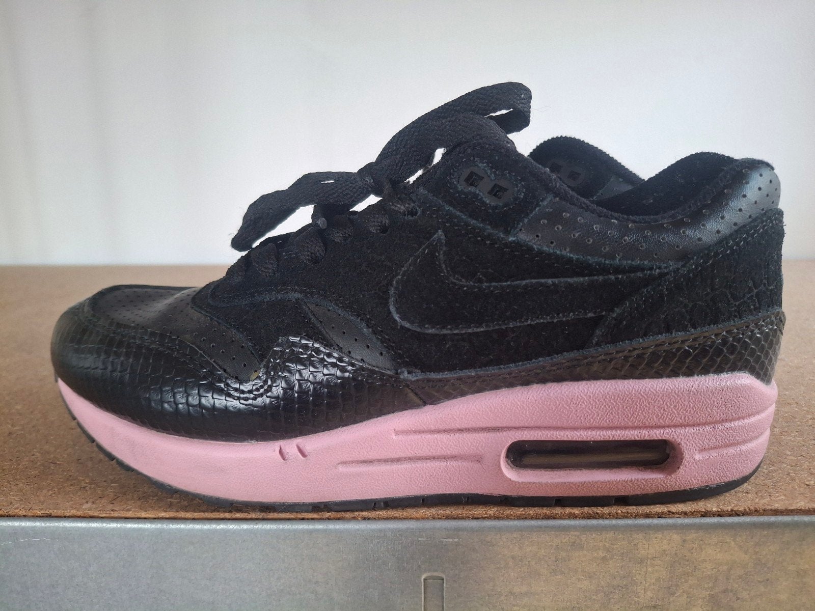 Nike AM1 zwart suede slangenleer Ltd. Maat 38 goede staat, Kleding | Dames, Schoenen, Zwart, Ophalen of Verzenden, NIKE., Sneakers of Gympen