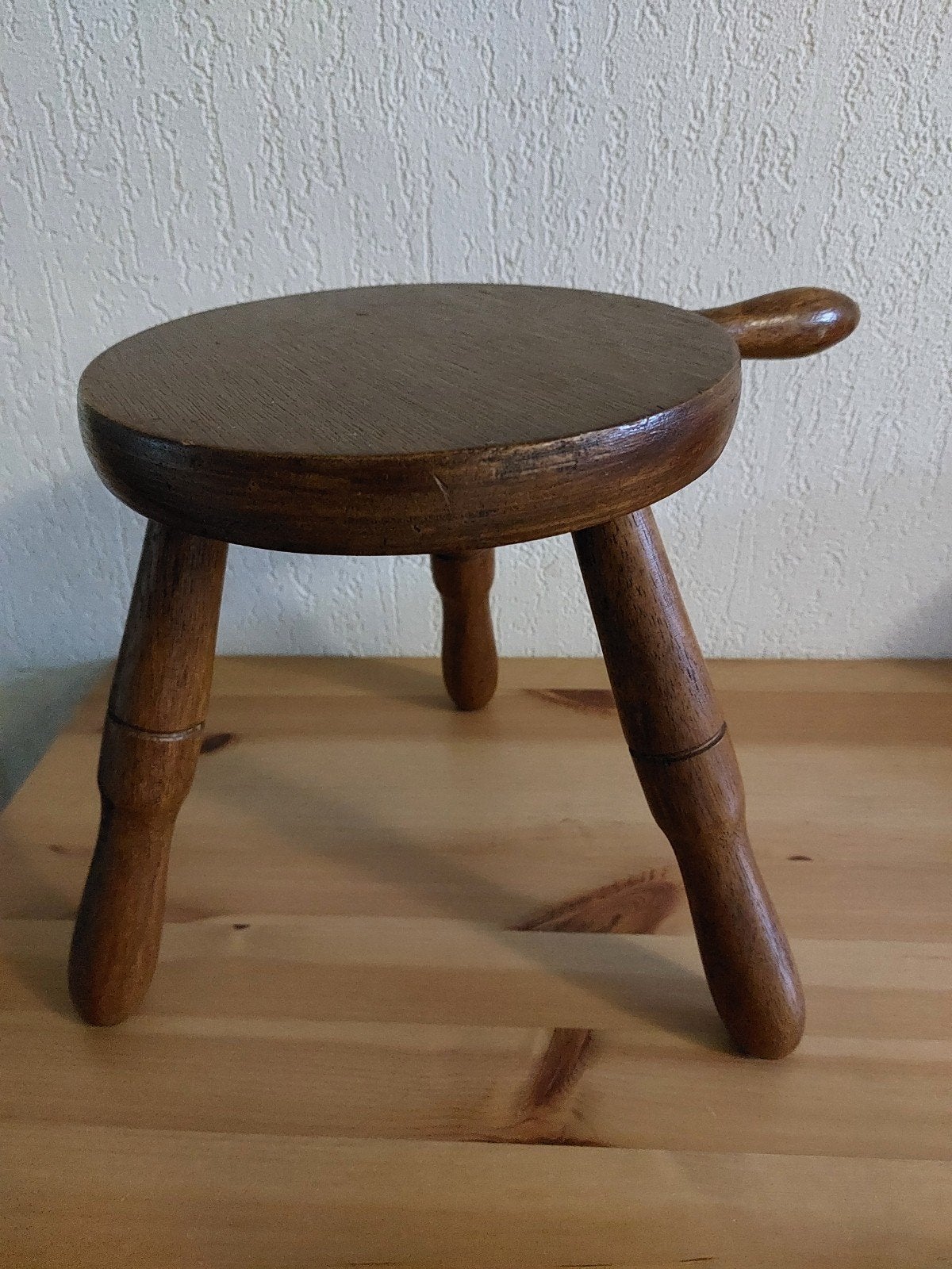 Vintage houten melkkrukje met zijhandgreep driepoot, Ophalen of Verzenden, Gebruikt, Hout