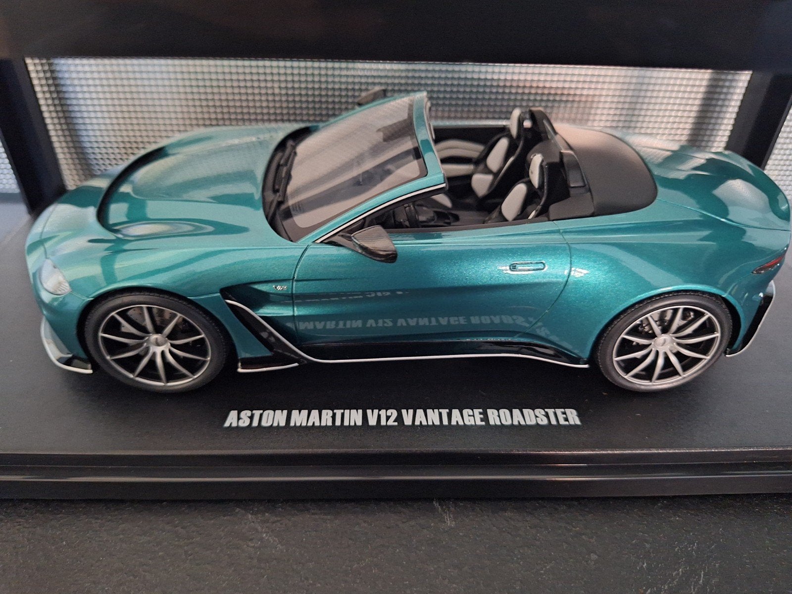 Aston Martin V12 Vantage Roadster Schaal 1:18, Overige merken, Auto, GT Spirit, Nieuw