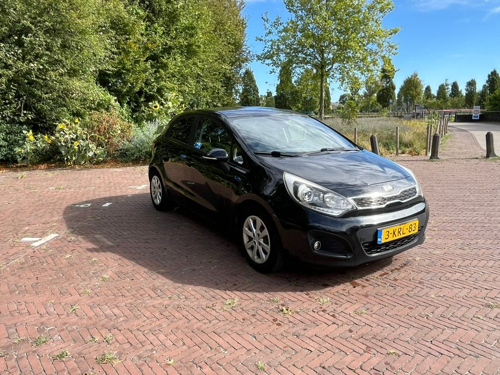 Kia Rio 1.2 Pluspack I 5DRS 2013 Zwart I EcoDynamics, 450 kg, 40 €/maand, 4 cilinders, Zwart