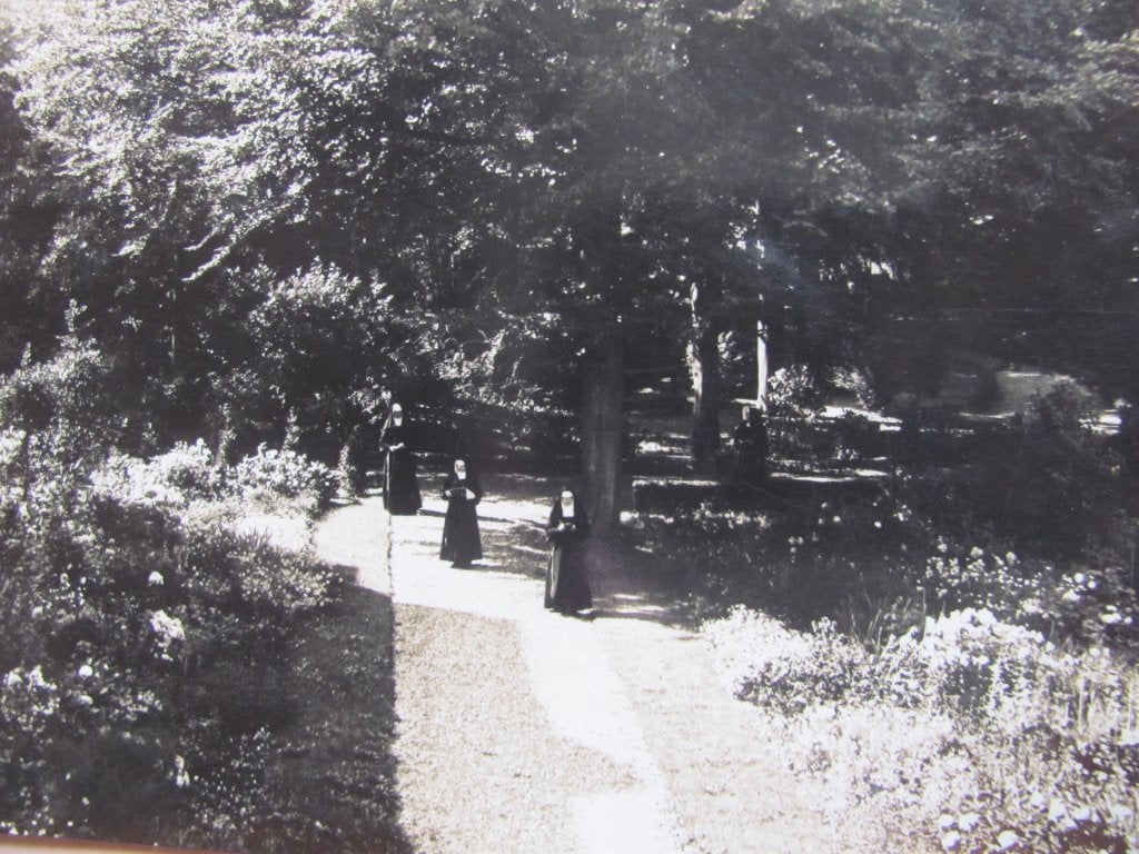 Bussum 1931 nonnen in de tuin van St. Gerardus Majella, Ophalen of Verzenden, 1920 tot 1940, Gelopen, Noord-Holland